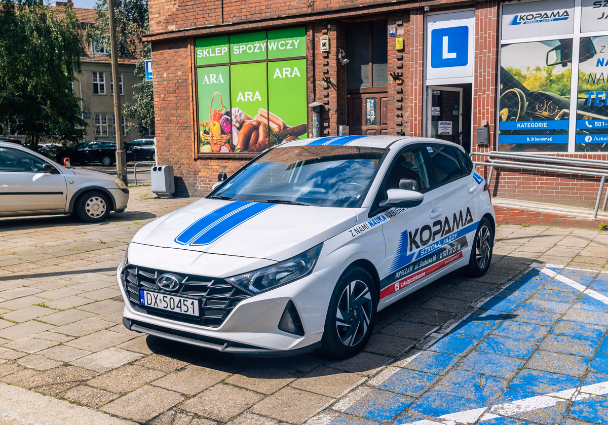 Biały Hyundai i20 z literą L – samochód szkoleniowy KopaMa Wrocław