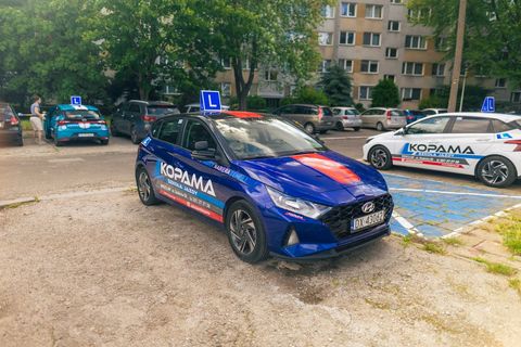 Ciemnoniebieski Hyundai i20 – samochód szkoleniowy KopaMa Wrocław