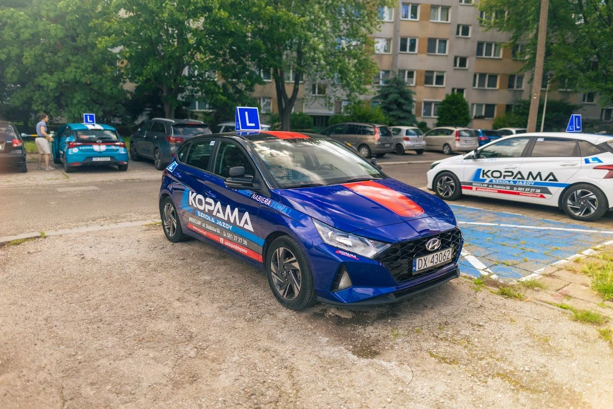 Dark blue Hyundai i20 displaying learner-driver markings.