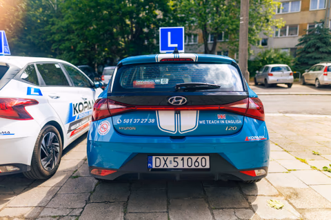 Hyundai i20 jasnoniebieski – samochód szkoleniowy KopaMa Wrocław