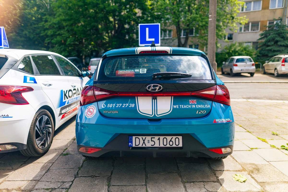 Jasnoniebieski Hyundai i20 z oznaczeniem samochodu szkoleniowego.