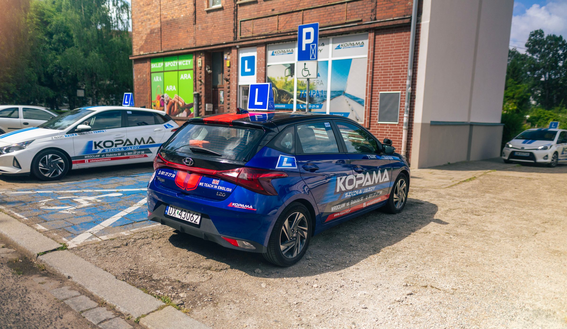 Samochód szkoleniowy KopaMa Wrocław - Hyundai i20 z literą L do nauki jazdyToyota Yaris automat - pojazd szkoleniowy kat. B Automat w Wrocławiu