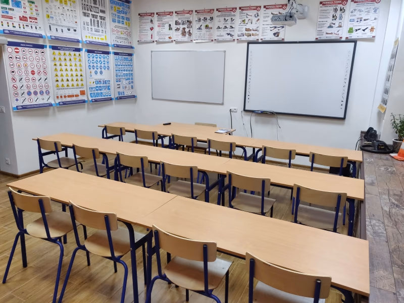 Nowoczesna sala wykładowa do nauki teorii prawa jazdy kat. B we Wrocławiu - OSK KopaMaWnętrze sali szkoleniowej dla kursantów prawa jazdy w OSK KopaMa Wrocław przy ul. Słubickiej na Szczepinie